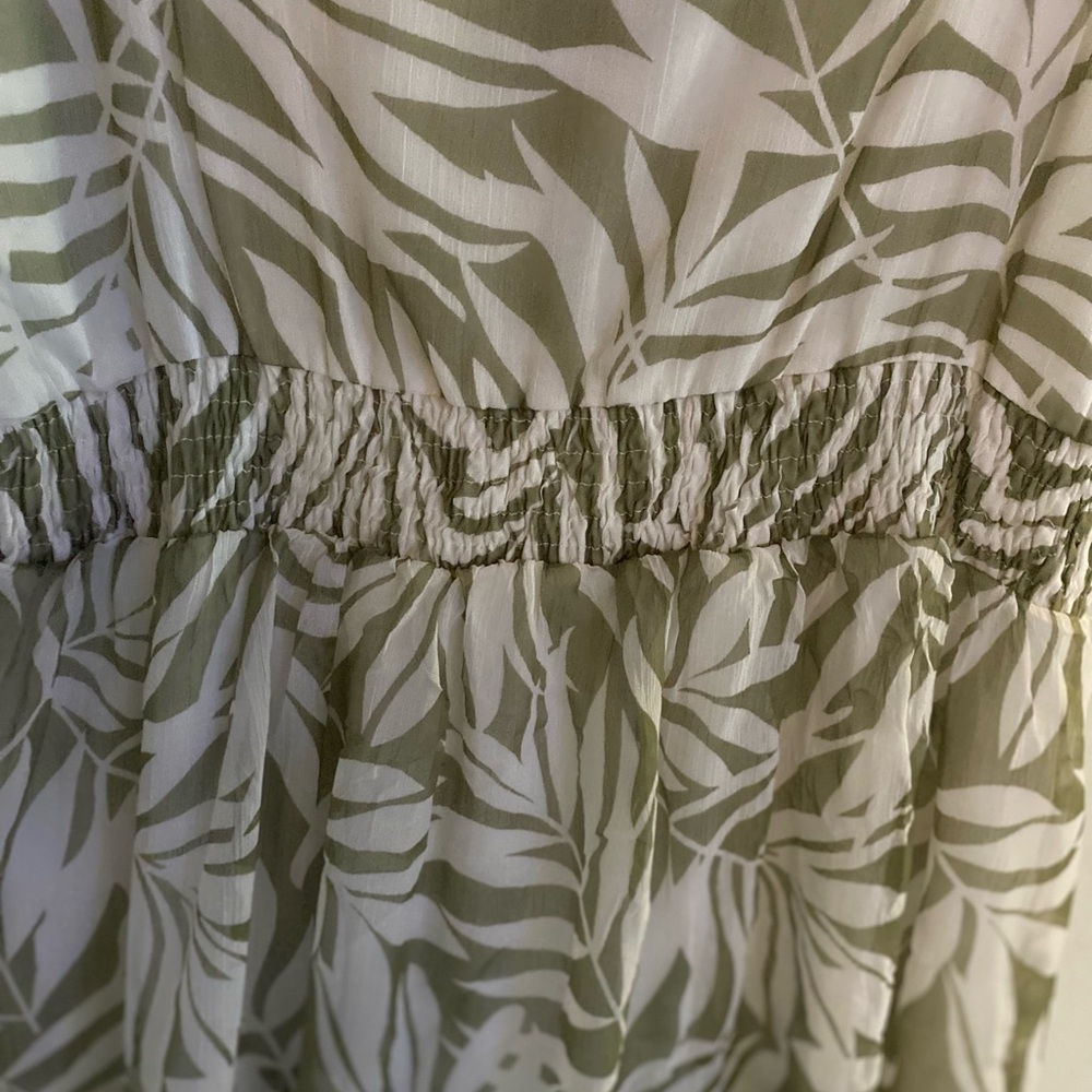 Romeo & Juliet Couture Olive and Cream Dress - Picture 12 of 13